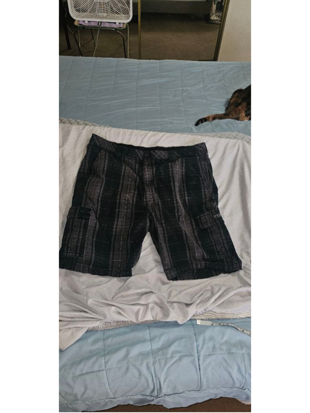 Wrangler men's blue and gray plaid cargo shorts size 38 waist 10 inch inseam EUC